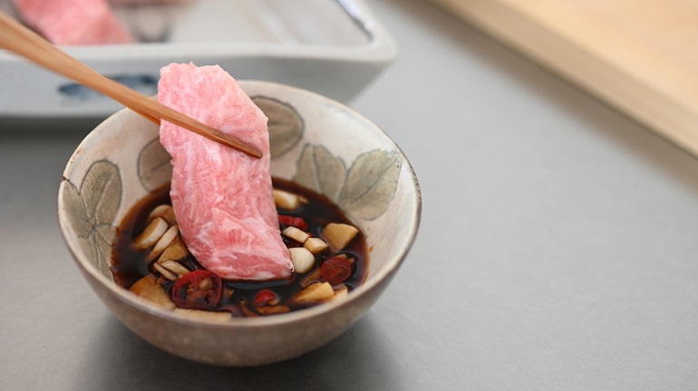 在地人吃黑鮪魚是搵蒜頭生辣椒醬油啦！