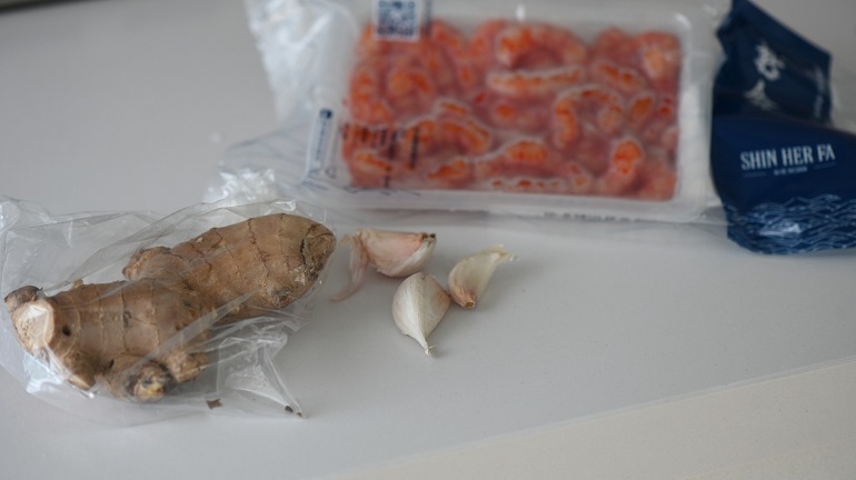 煮蝦為什麼要加薑跟蒜頭？