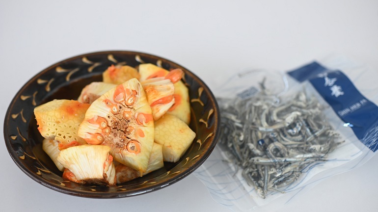 有人知道小魚乾旁邊這一盤是什麼嗎？