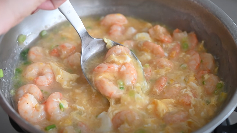 用煮蛋花湯的做法來煮「滑蛋劍蝦仁燴飯」！