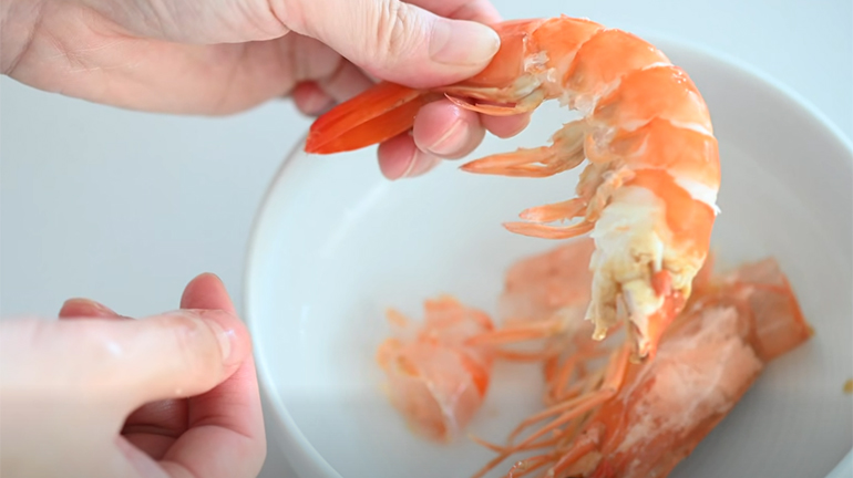 蒸好的草蝦光是顏色就美到不行。