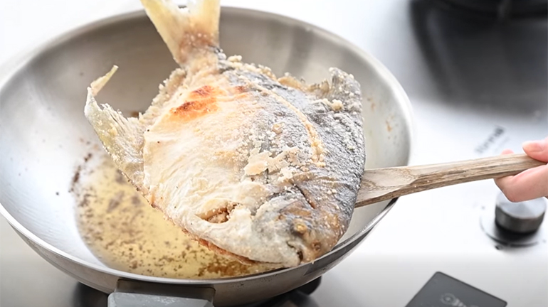 白鯧魚整尾煎！