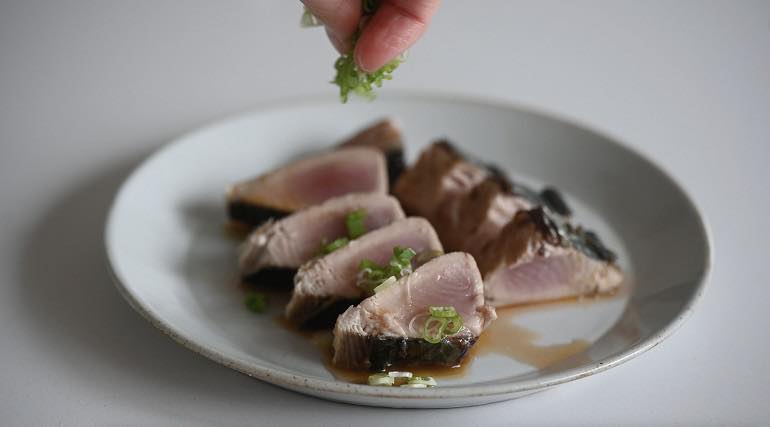 來吃點清涼的炙燒煙仔虎魚！