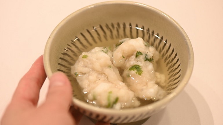 今天晚上煮了非常方便又簡單的「香菜花枝蝦仁羹」