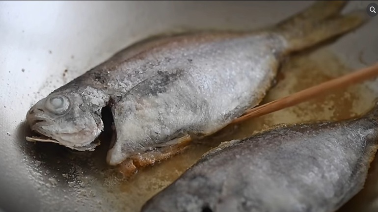 中午在煎肉魚的時候，女兒也跑來廚房，突然問了一句：「什麼時候可以翻面？」