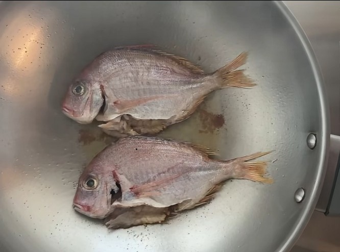 上次猩弟分享煎魚時，有些人問：「有些魚沒有眼睛，或者眼睛不會變白，要看哪裡才知道可以翻面？」