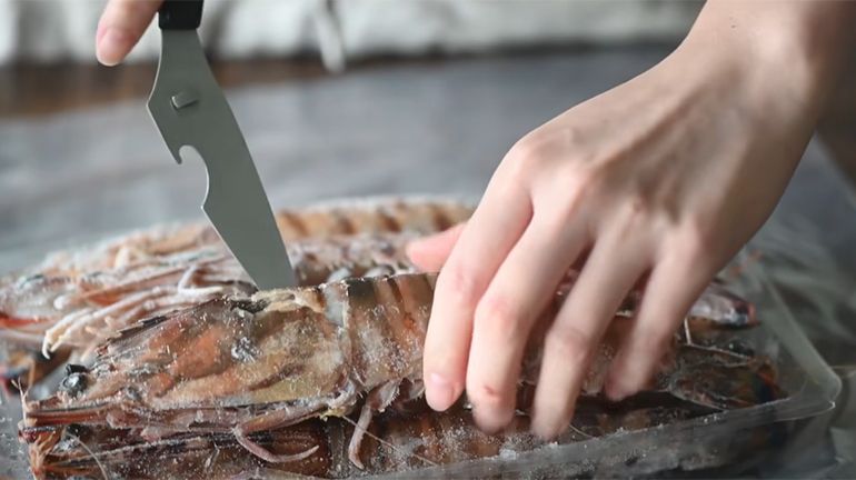 明蝦全凍在一起要怎麼拿？