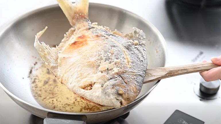 白鯧魚整尾煎！