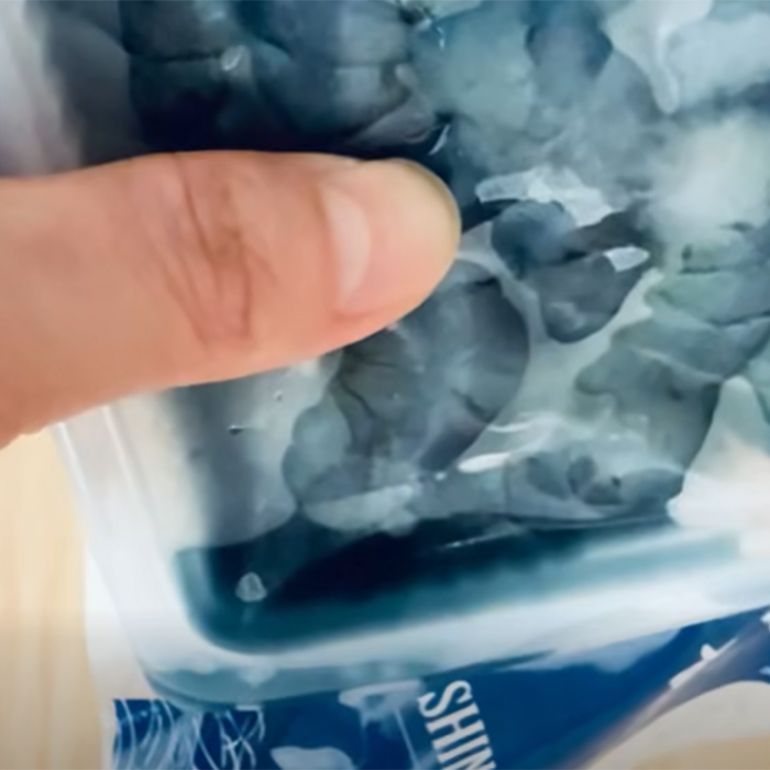 草蝦仁解凍後流出藍藍的汁，這樣正常嗎？