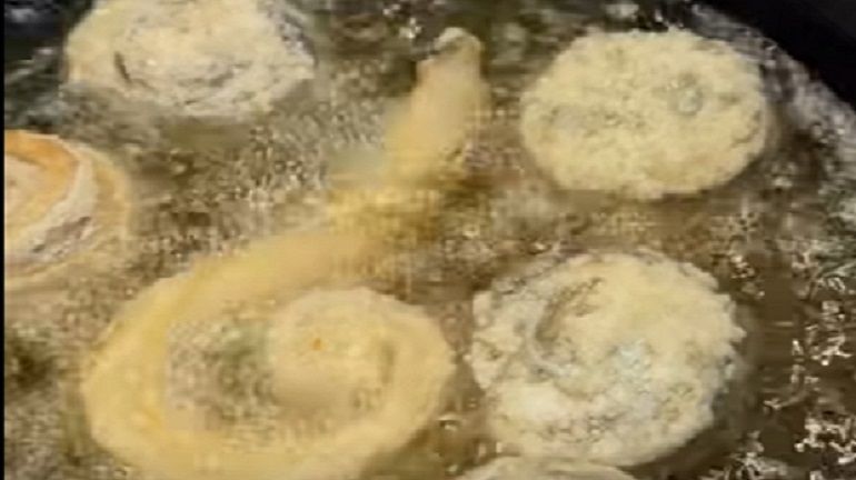 猩弟不是第一次炸白帶魚卷，但倒是第一次沒有把白帶魚插竹籤就下鍋！