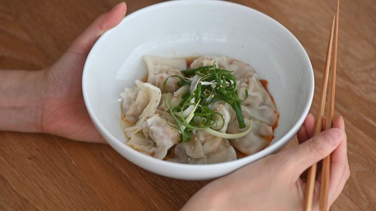 今天去買豬肉，好一陣子沒見面的老闆娘一看到猩弟就說：「中秋節有沒有回去宜蘭？那天好塞喔！」